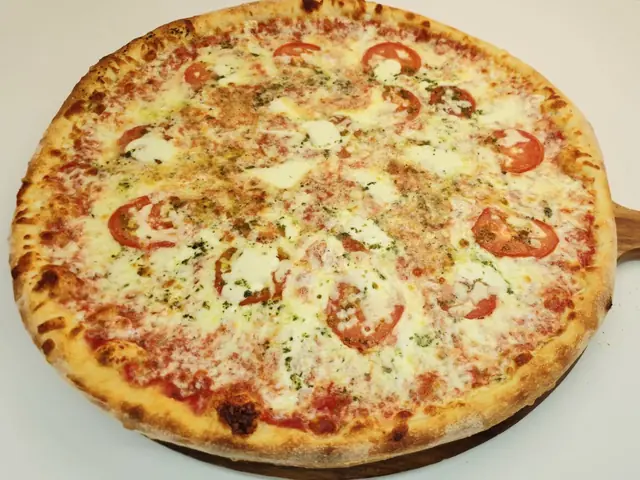 Margherita pizza with fresh tomato and mozzarella